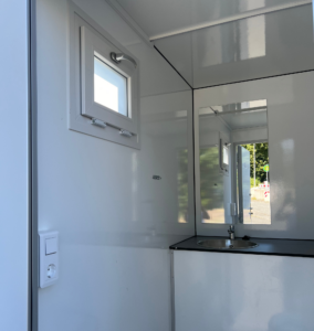 Toilettenwagen mit Fenster